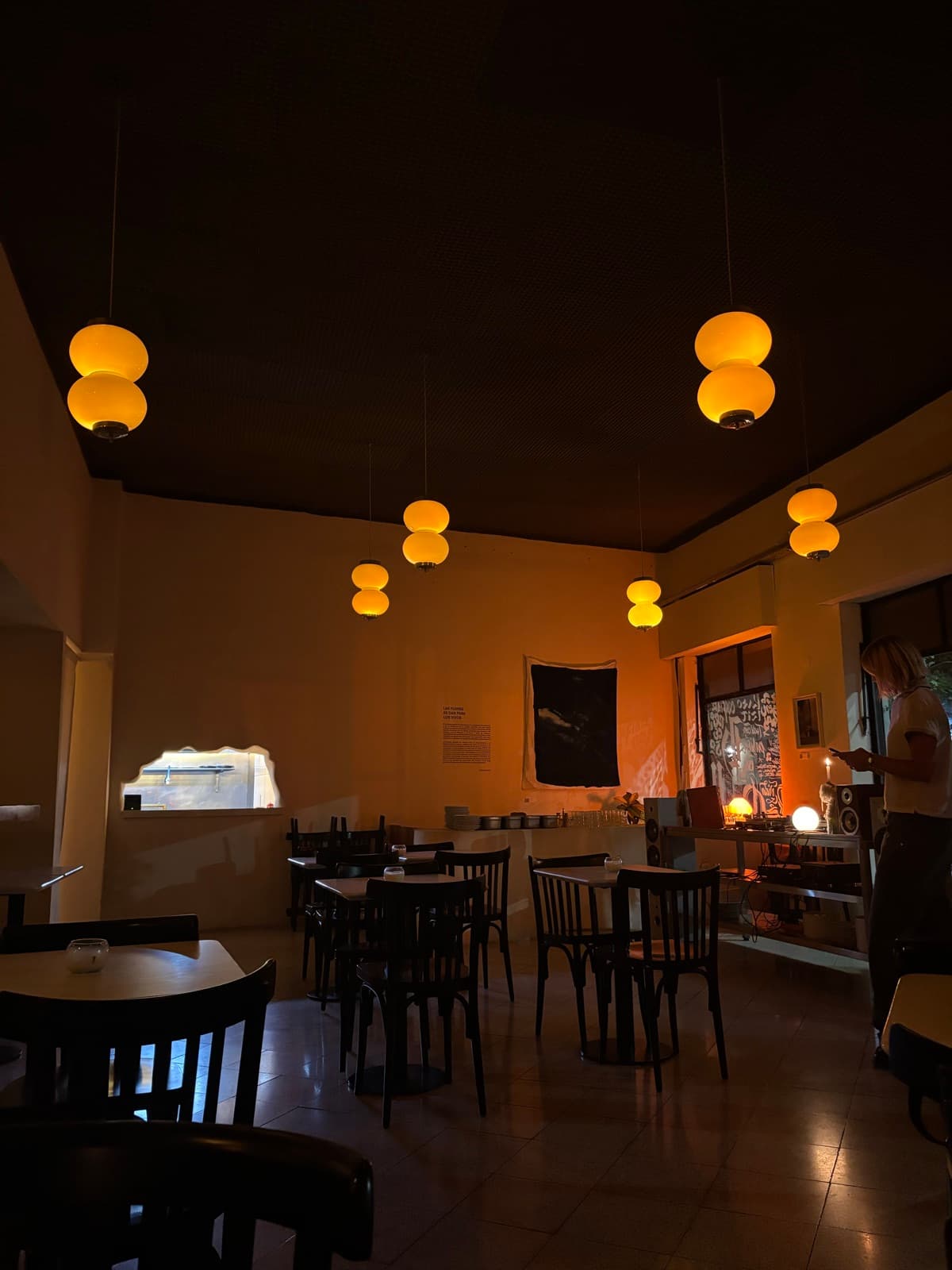 Salón de restaurante con lámparas colgantes de luz cálida