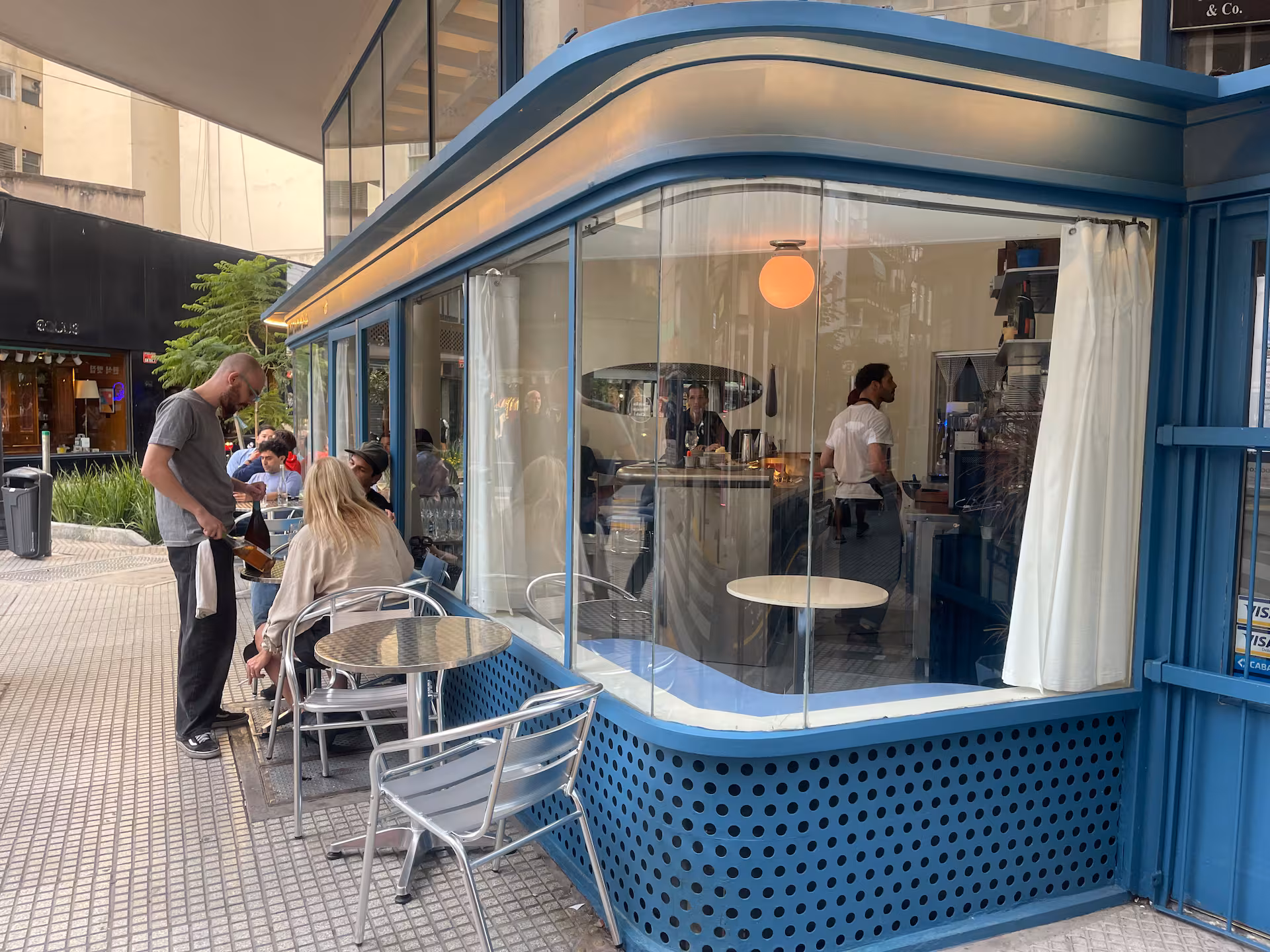 Bar de esquina en el Atelier Bonet, luz baja y clima de bistró urbano — foto 1 de 4