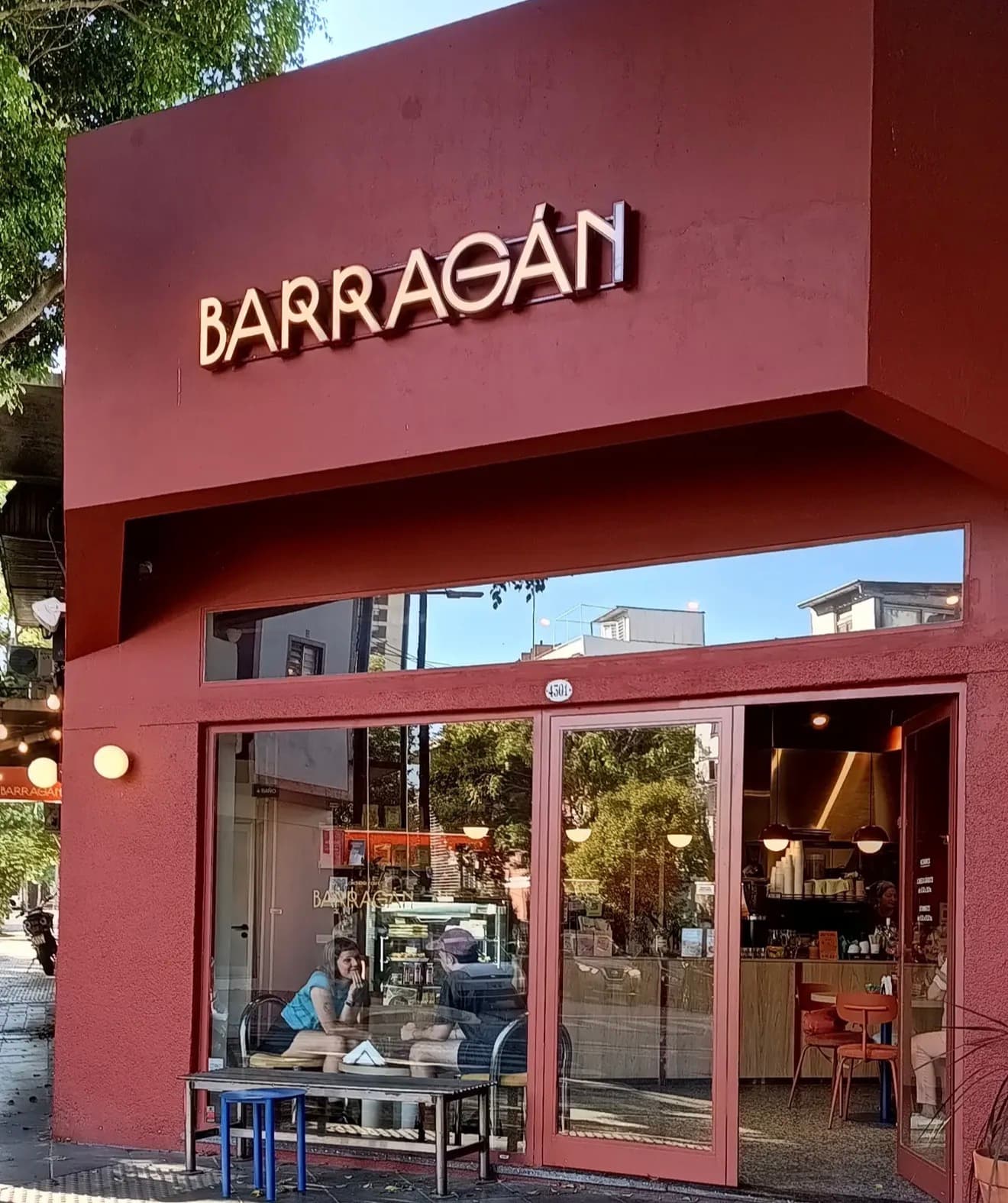 Casual y luminoso, de barrio, con movimiento parejo todo el día — foto 1 de 3