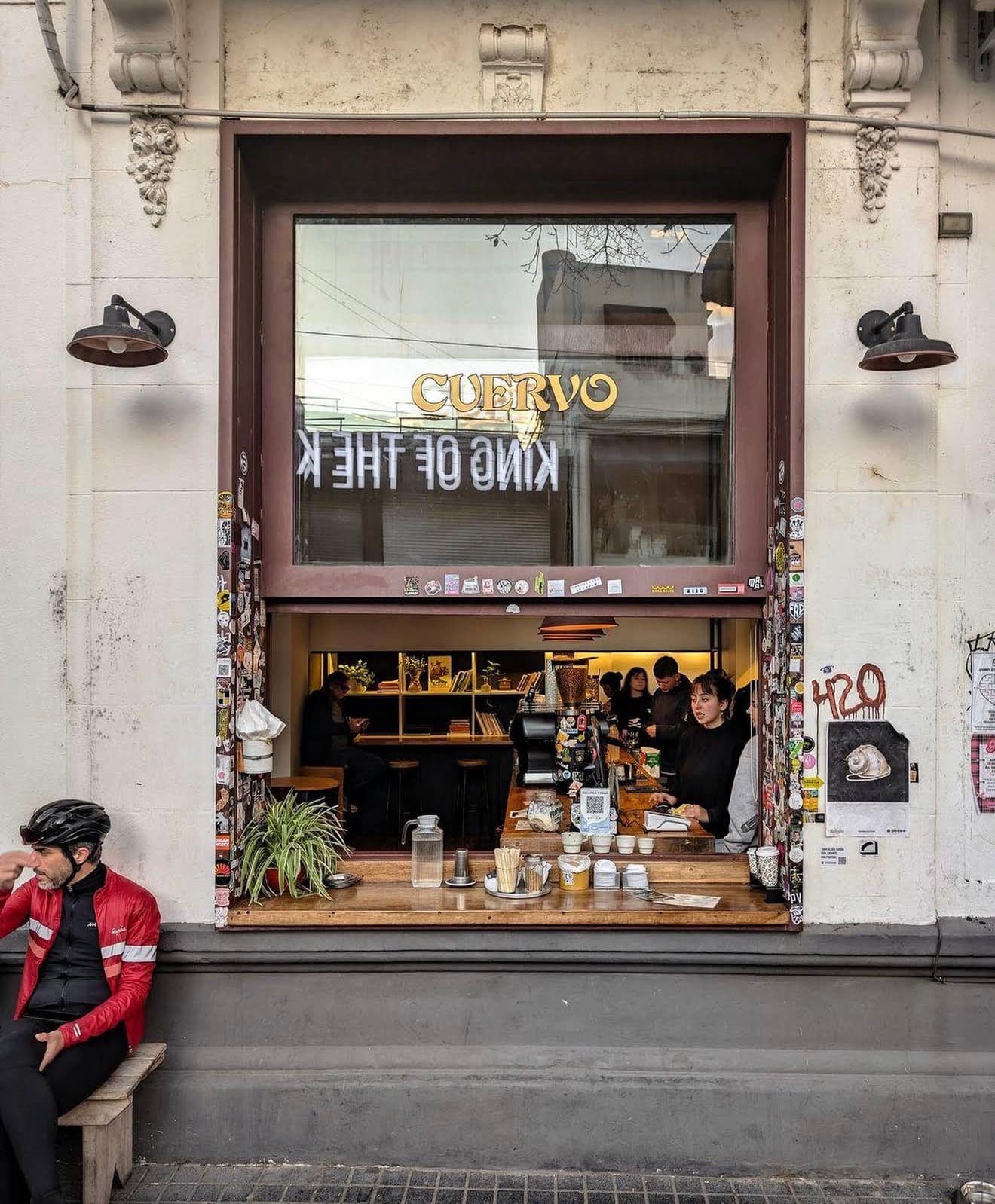 Sobrio y luminoso, con clientela que va específicamente por el café — foto 1 de 3