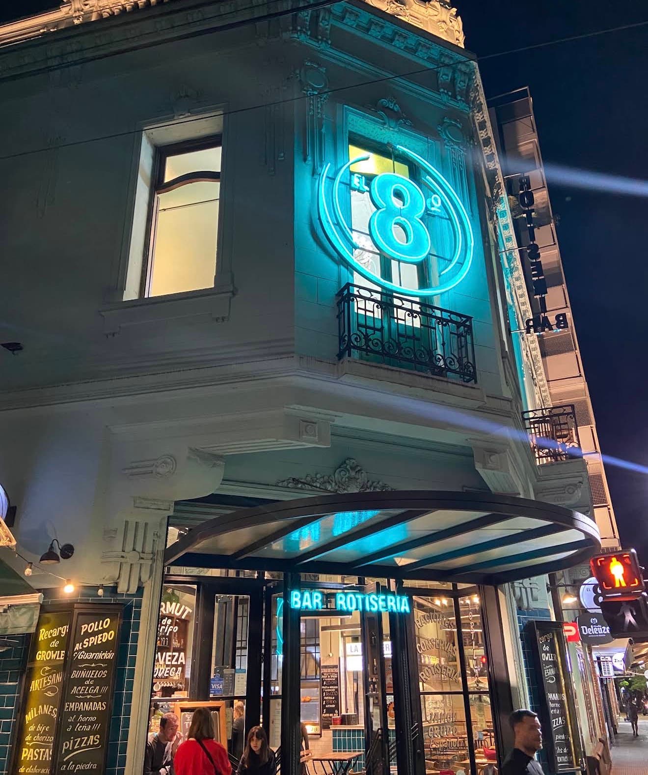 De esquina, ruidoso y familiar, con clientela de barrio — foto 1 de 3