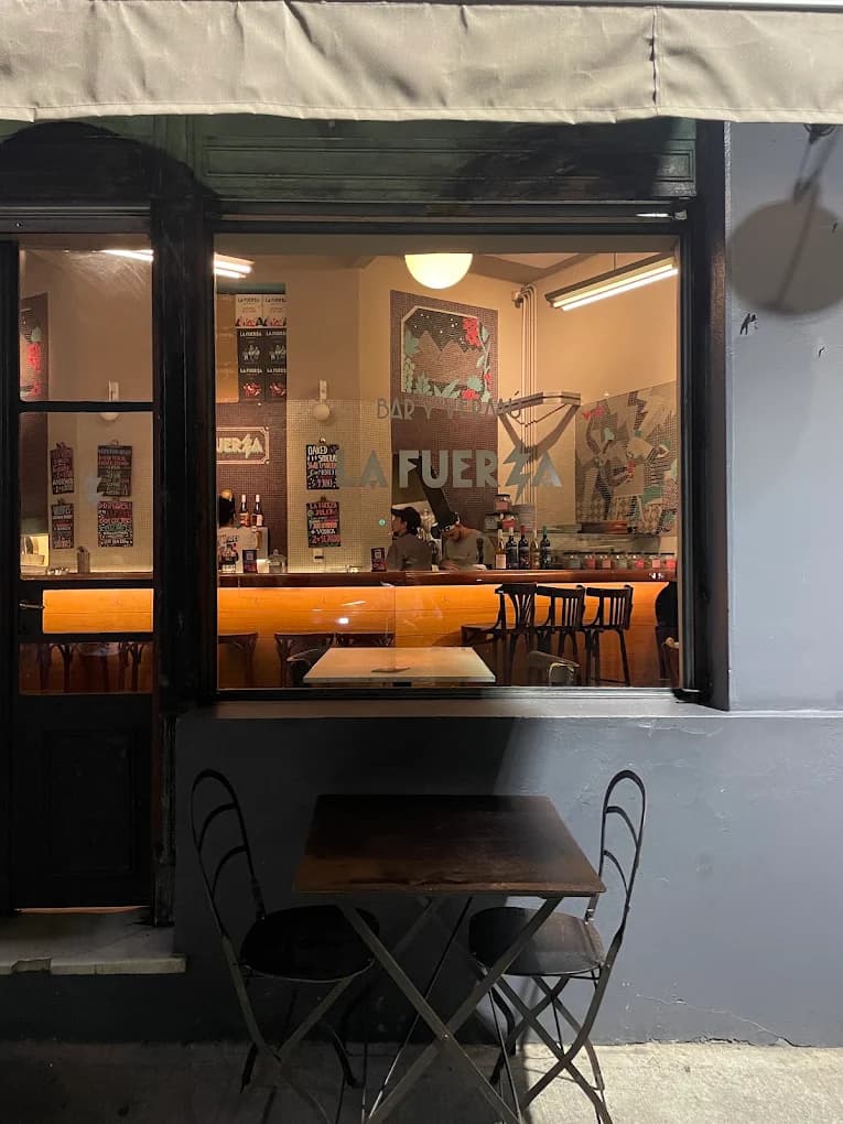 Clásico, animado, de barrio — foto 1 de 3