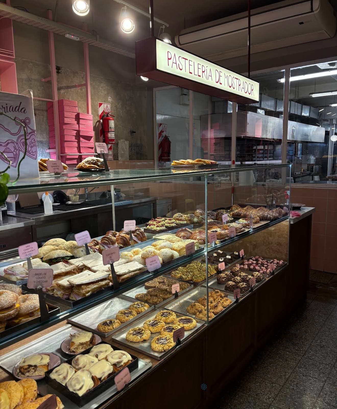 De barrio y luminoso, con mucho movimiento en la merienda — foto 1 de 2
