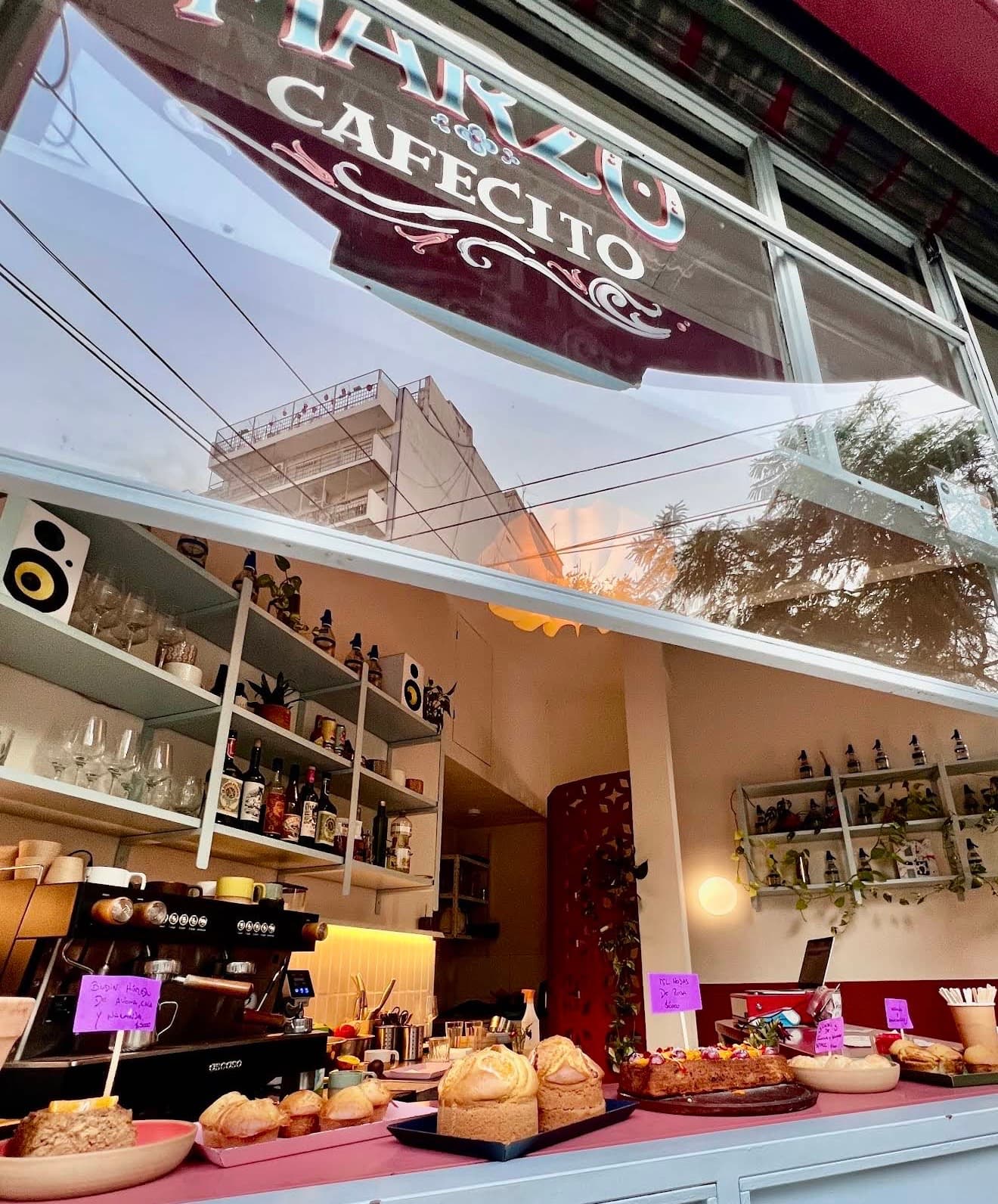 Chico y con onda de club de barrio, con actividades además del café — foto 1 de 3