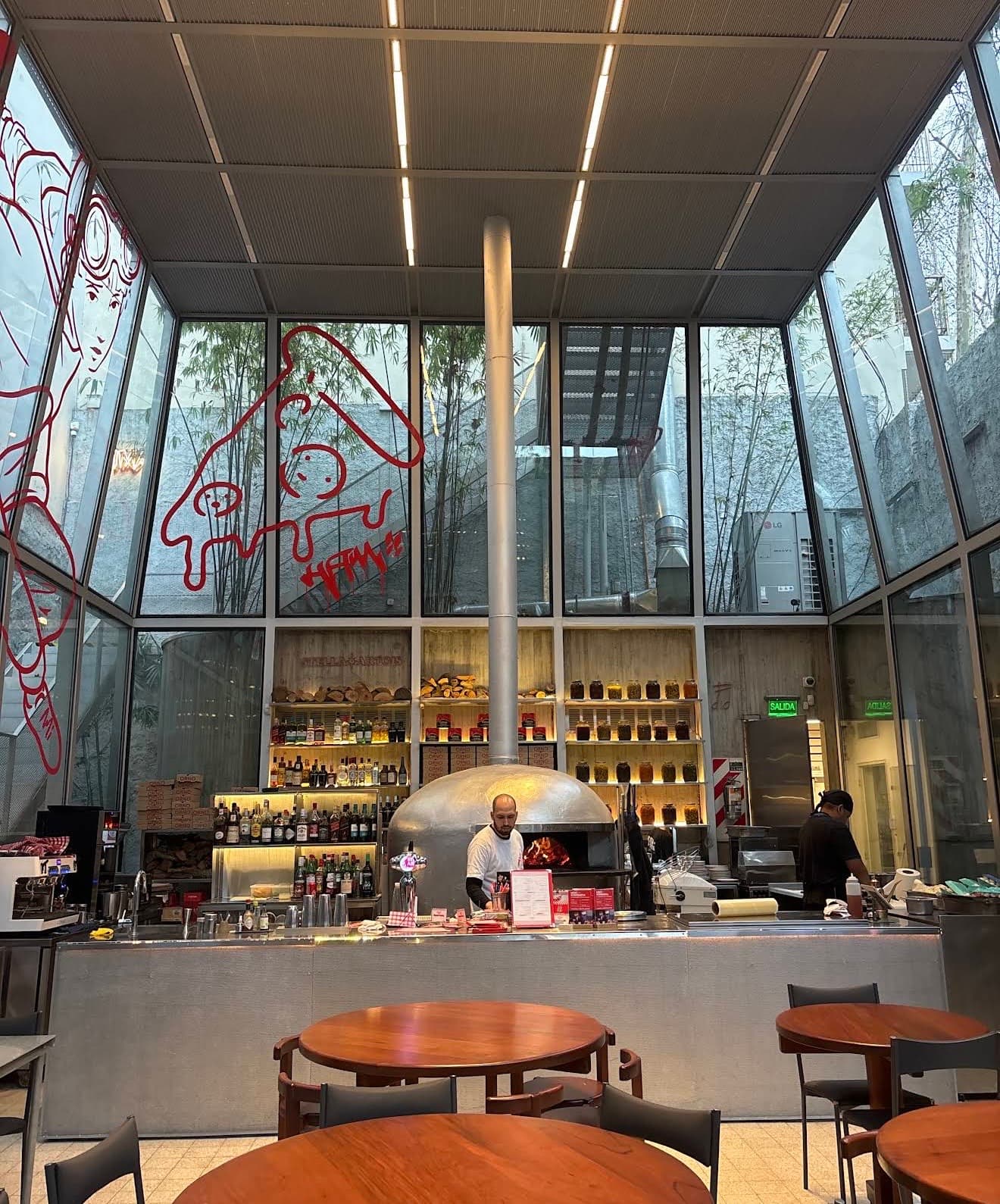 Contemporáneo y movido, funciona tanto de restaurante como de punto de encuentro — foto 1 de 4