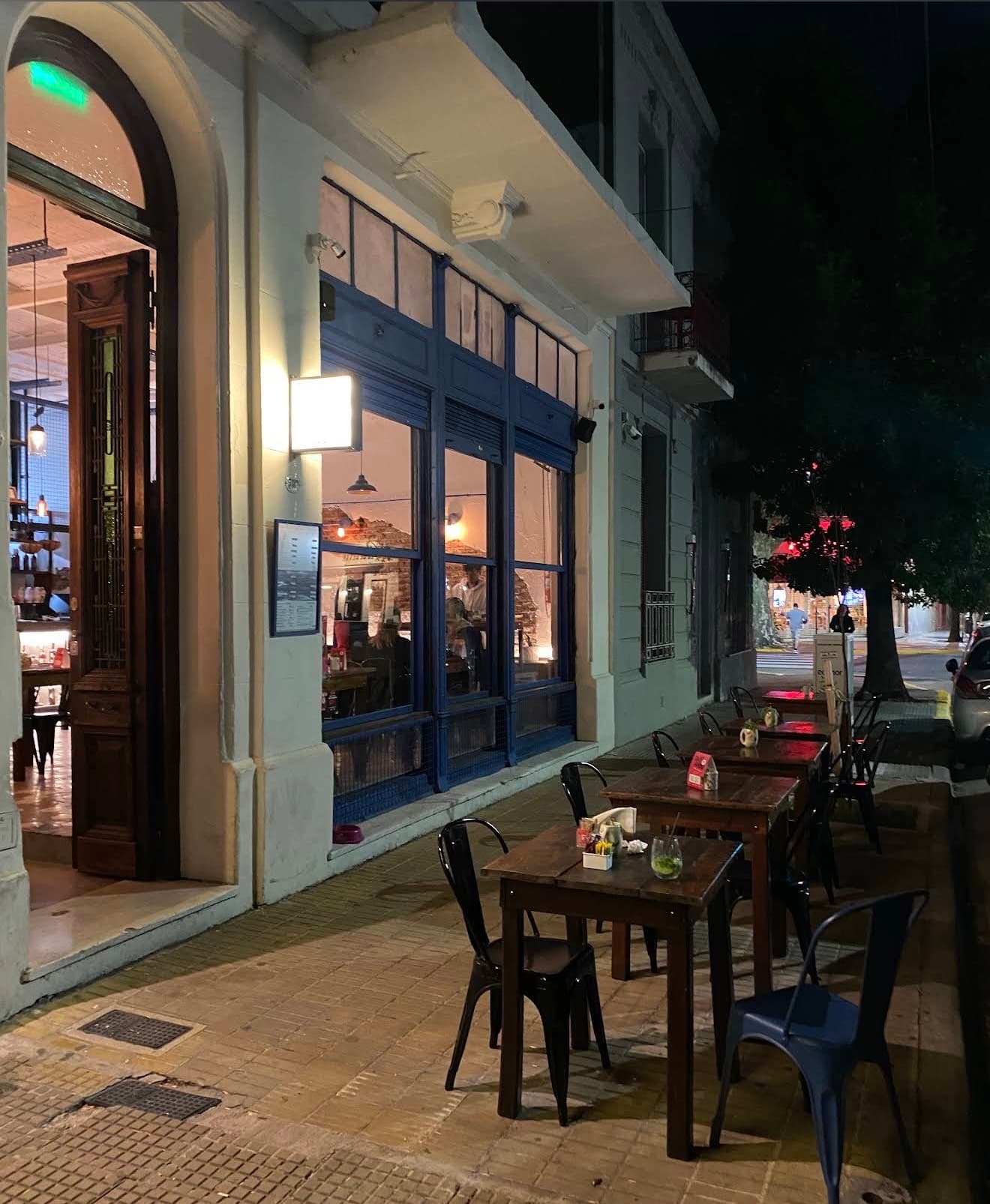 Casual y de barrio, con alma de bodegón pero prolijo; se anima de noche — foto 1 de 2