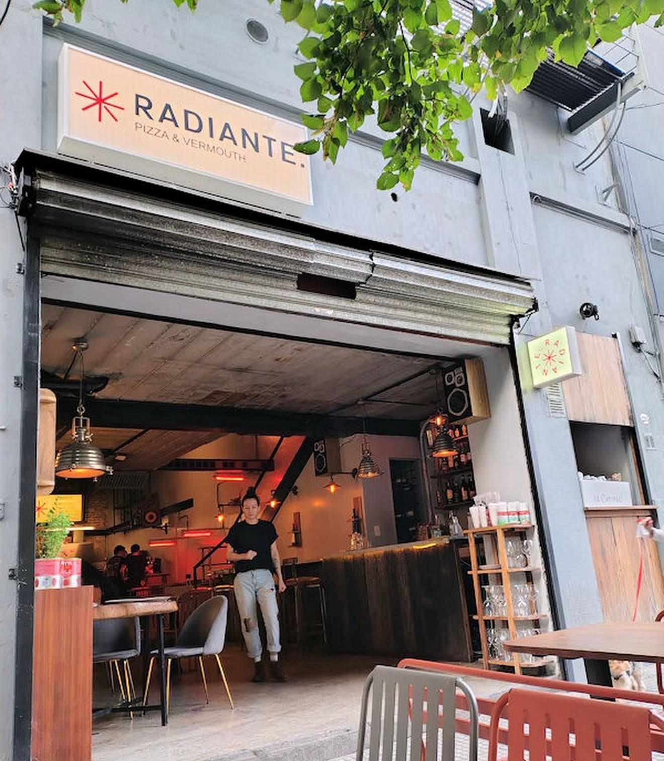Informal y animado, con clima de pizzería nueva de barrio — foto 1 de 2