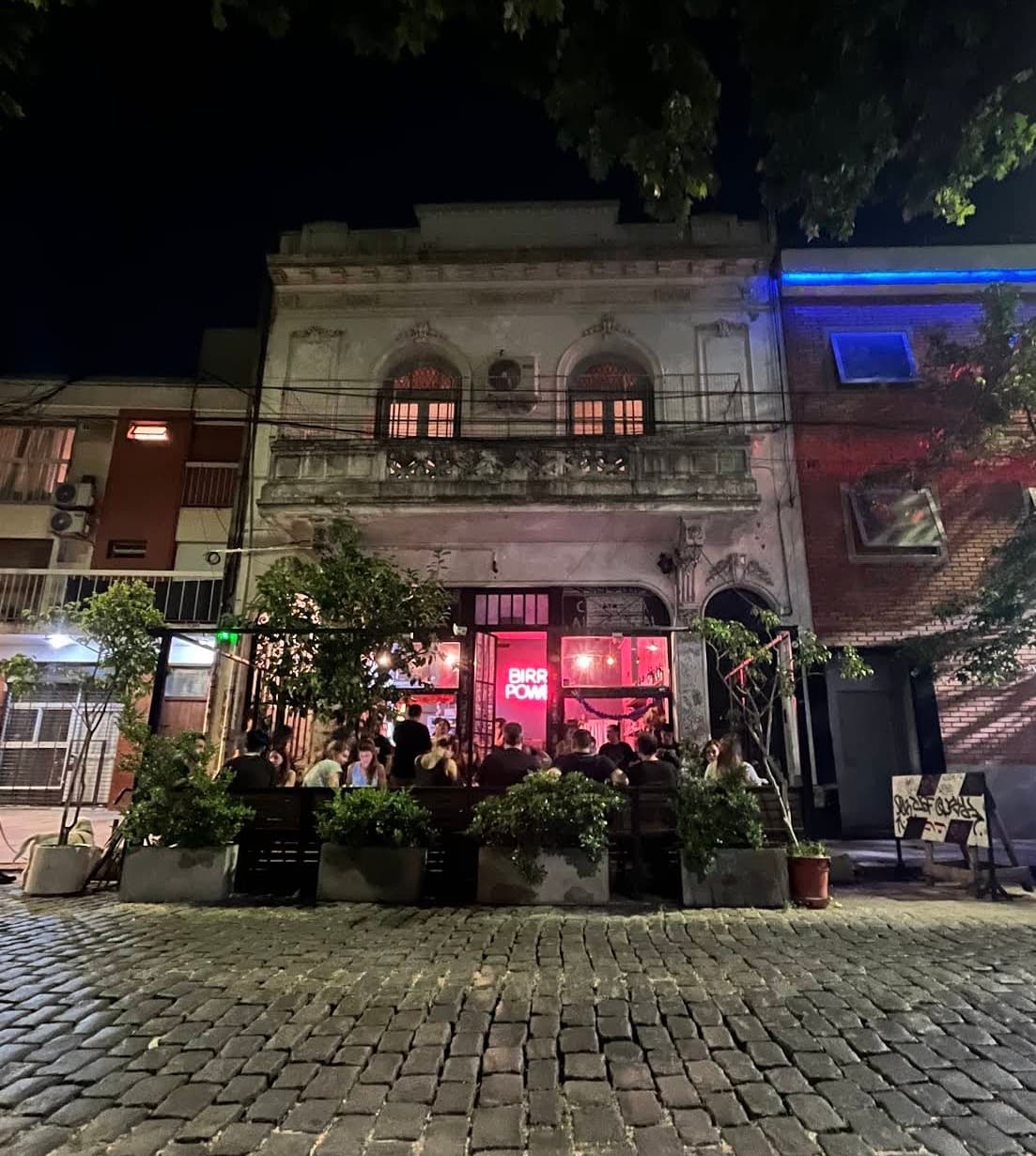 De esquina y relajado, con mesas afuera y clientela de barrio — foto 1 de 2