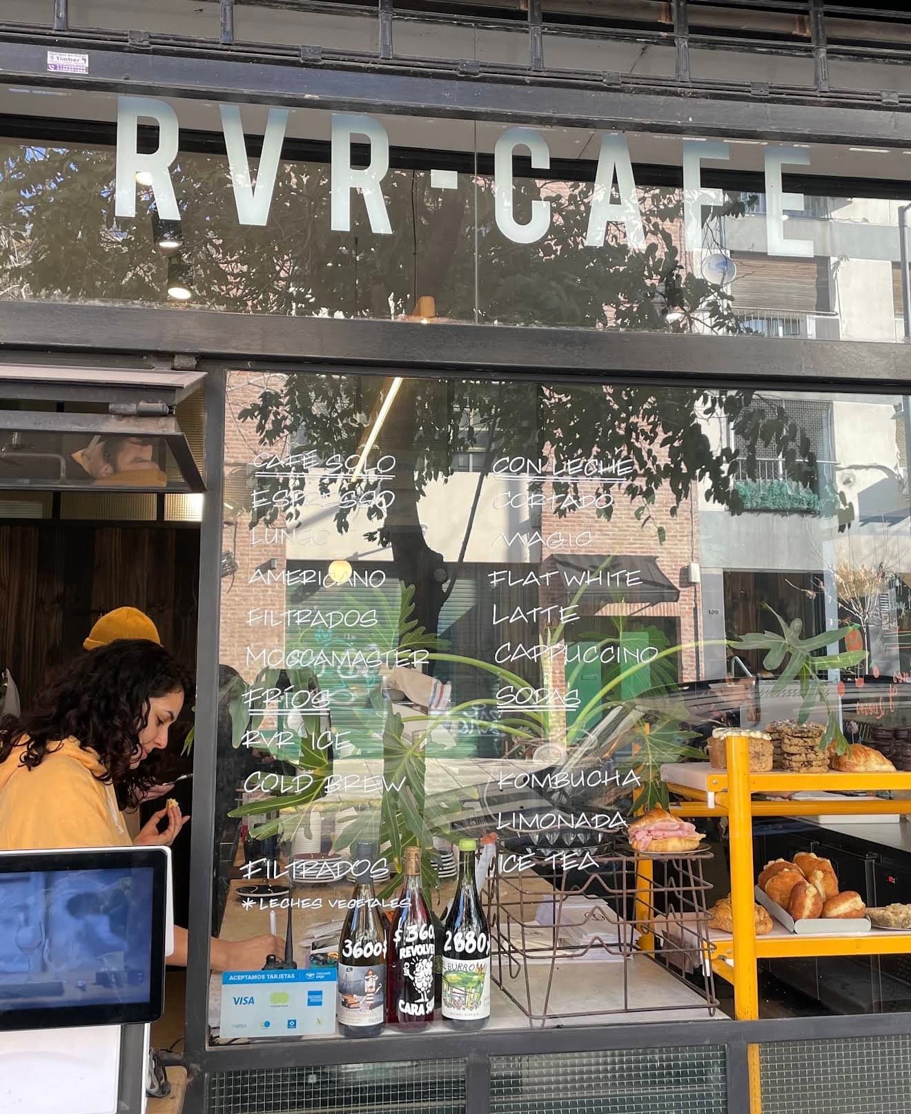 Un patio escondido detrás de una tienda de ropa: chico, tranquilo y verde — foto 1 de 3