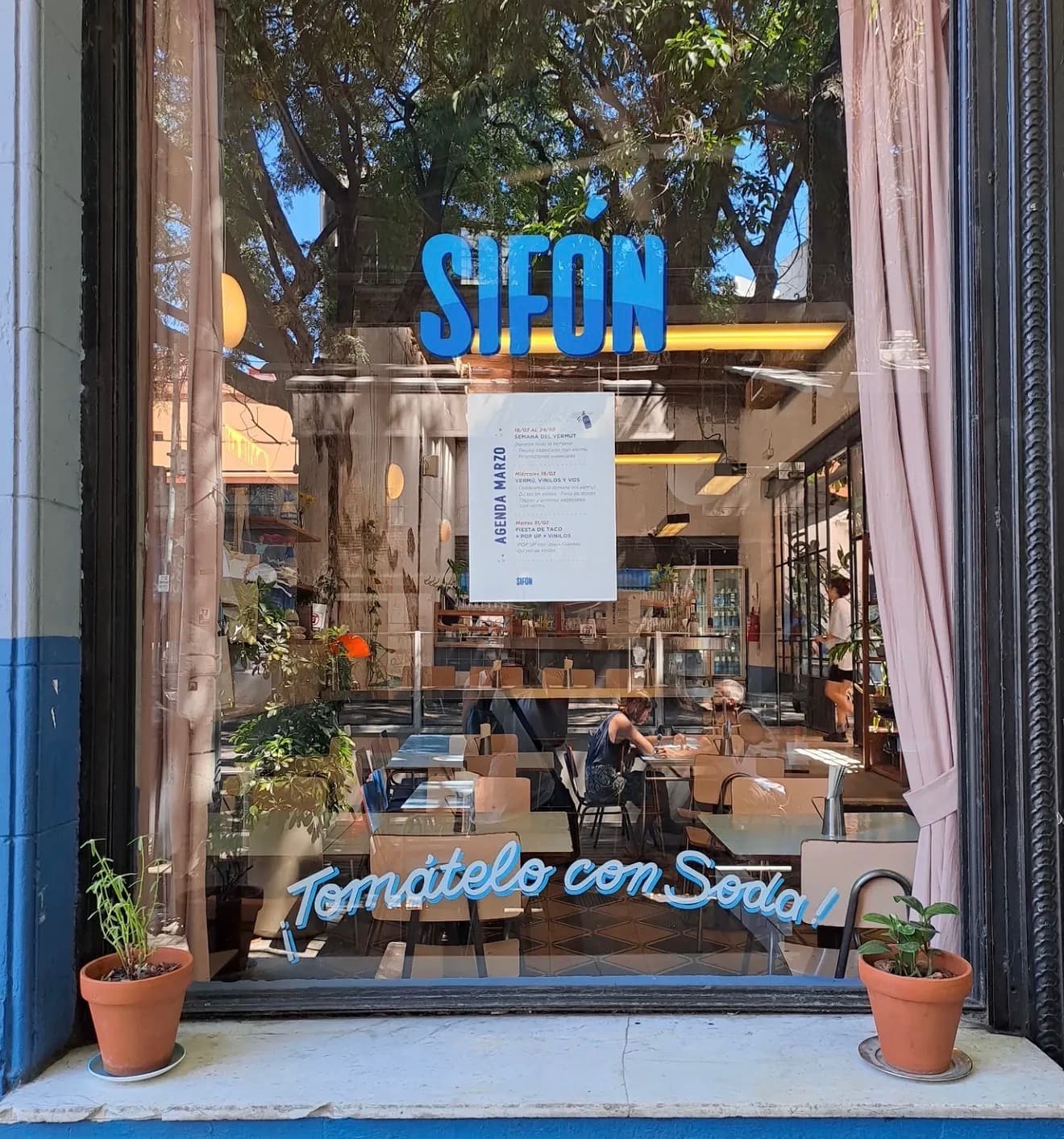 Casual, cálido, animado — foto 1 de 2