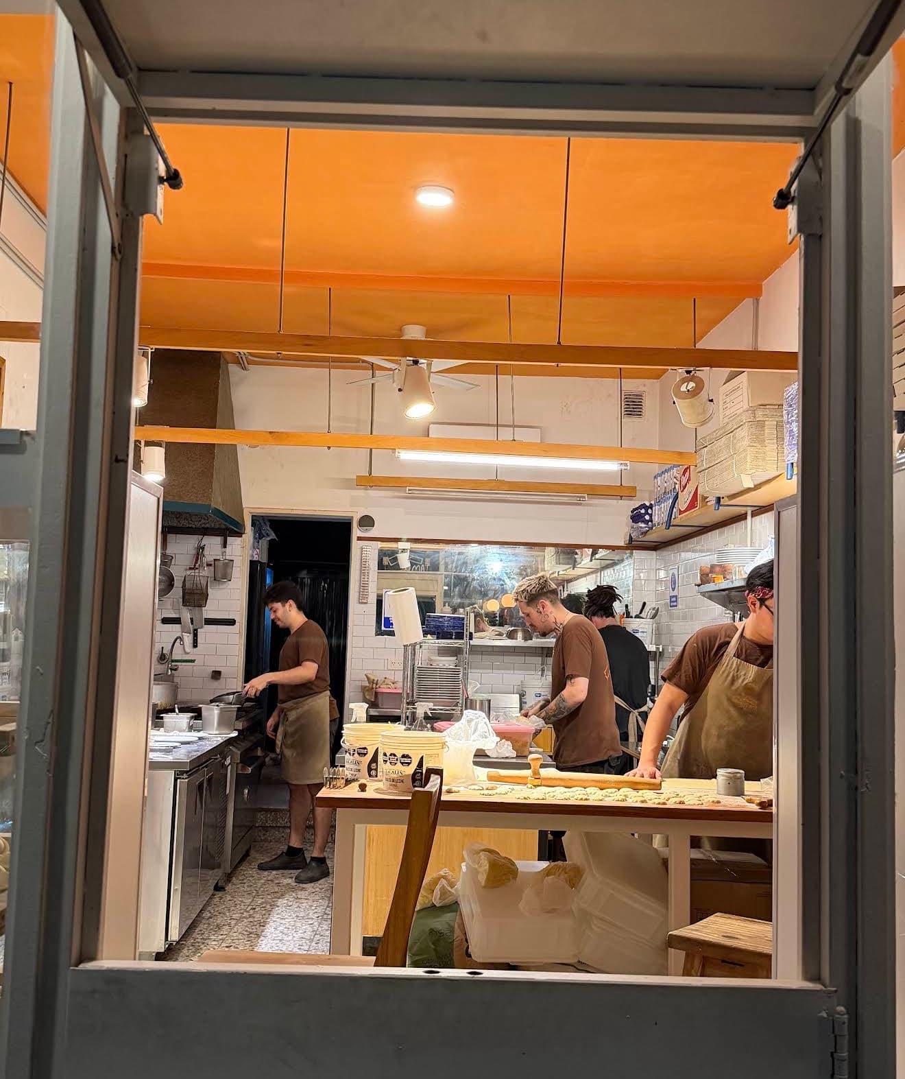 Mitad fábrica y mitad salón, luminoso y sin vueltas — foto 1 de 2