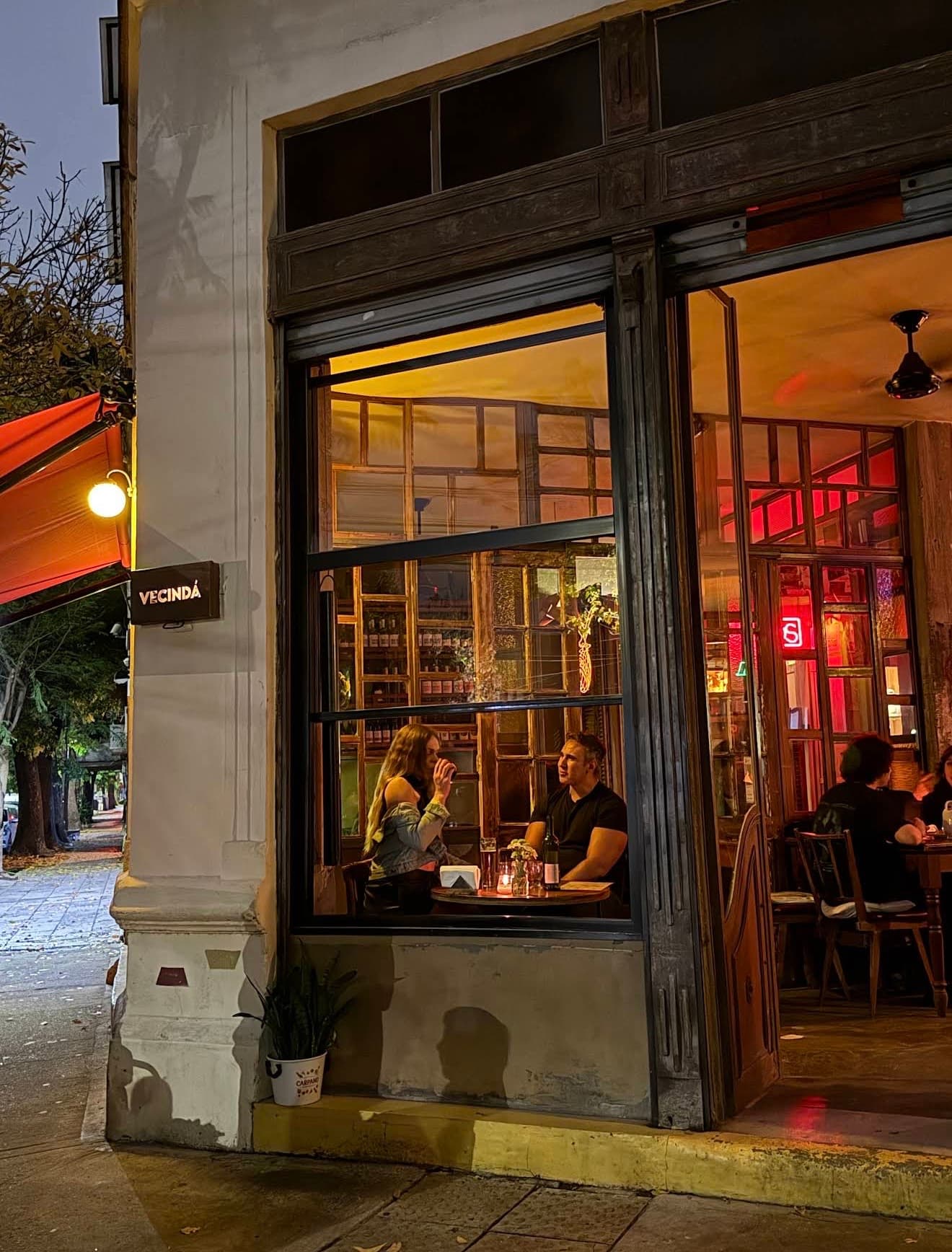 Vibrante y ruidoso, con clima de bar de barrio con gente conocida — foto 1 de 2