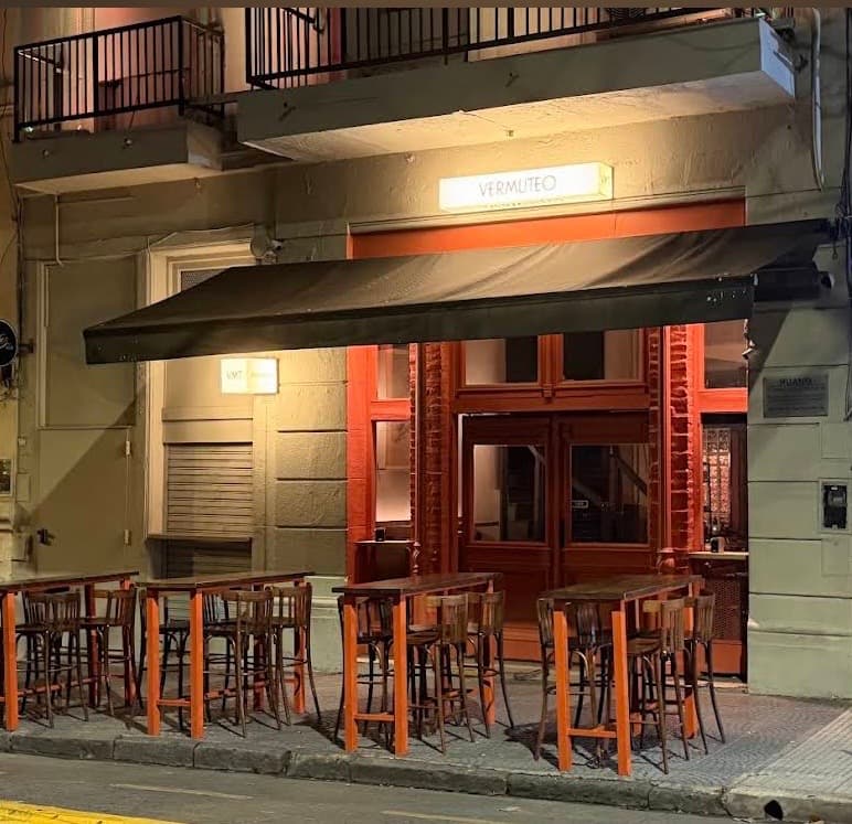 Informal y animado, pensado para el ritual del vermú más que para cenar sentado — foto 1 de 2